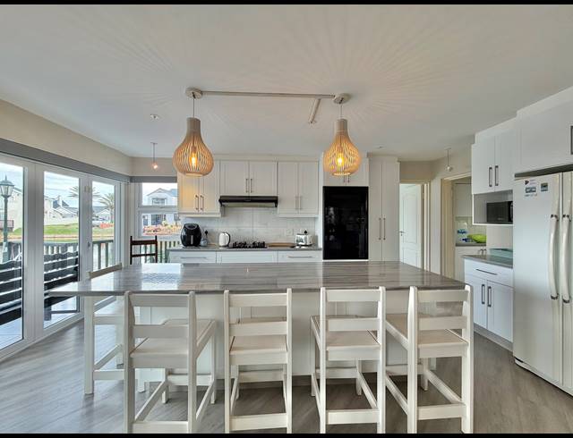 6 BEDROOM HOUSE FOR SALE IN MARINA MARTINIQUE